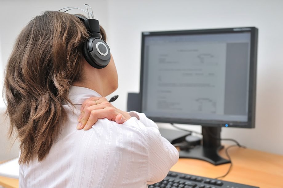Mujer con dolor cervical en la oficina