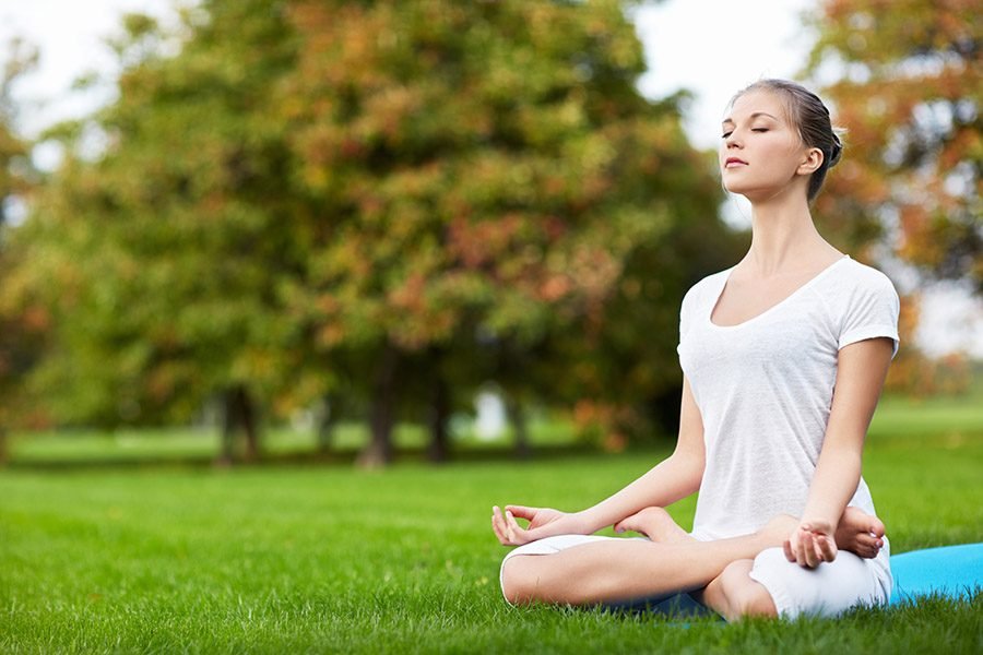 Mujer haciendo ejercicios de respiracion al aire libre