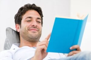 Mala postura en el sofá que provoca dolor cervical